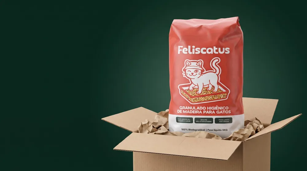 Pacote Feliscatus de 5 kg protegido com papel dentro de uma caixa de papelão